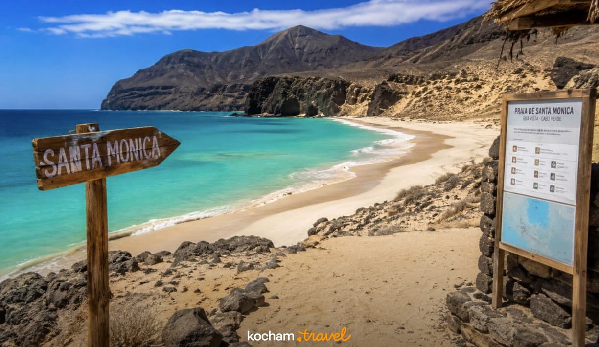 Malownicza plaża Santa Monica, Boa Vista, Cabo Verde, turkusowe morze i góry.