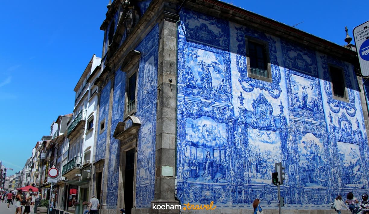 Słynne niebieskie azulejos na fasadzie zabytkowego kościoła w Porto.