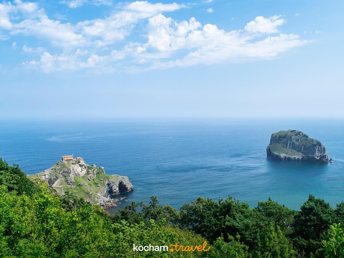 Panoramiczny widok na San Juan de Gaztelugatxe i Zatokę Biskajską.