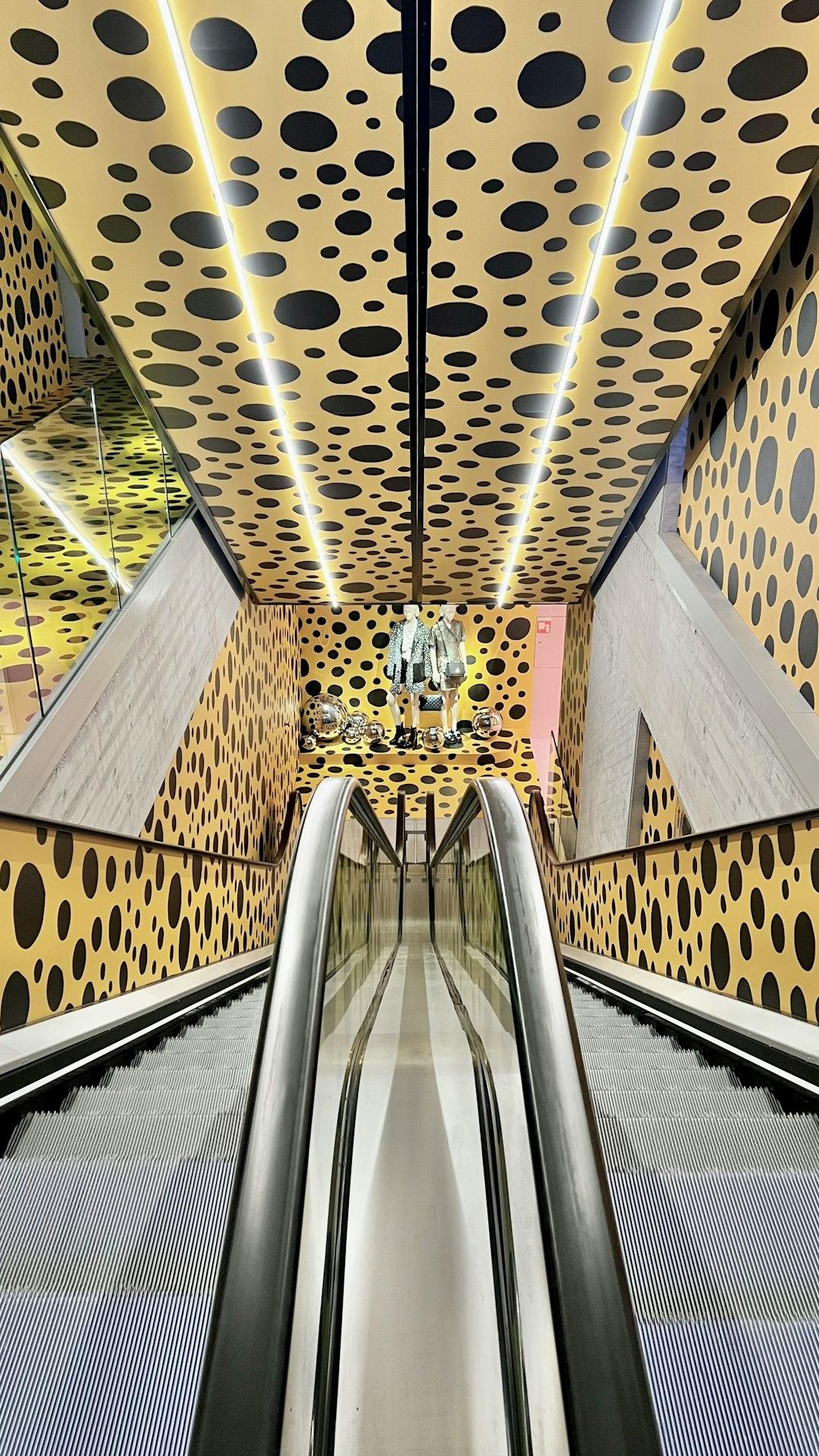 Wnętrze metra w Dubaju z nowoczesnym wykończeniem