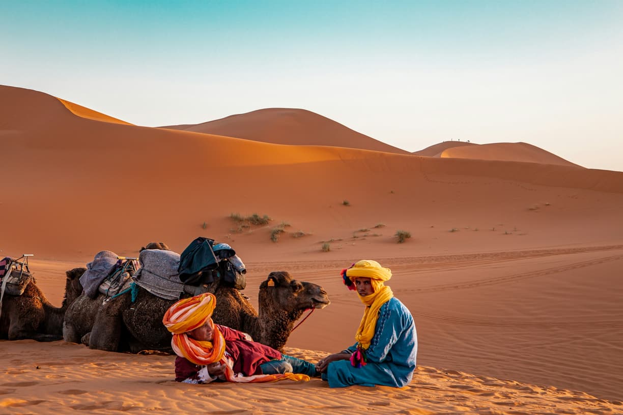 Przewodnik po pustyni Sahara: od oaz po nocleg pod gwiazdami w Tunezji