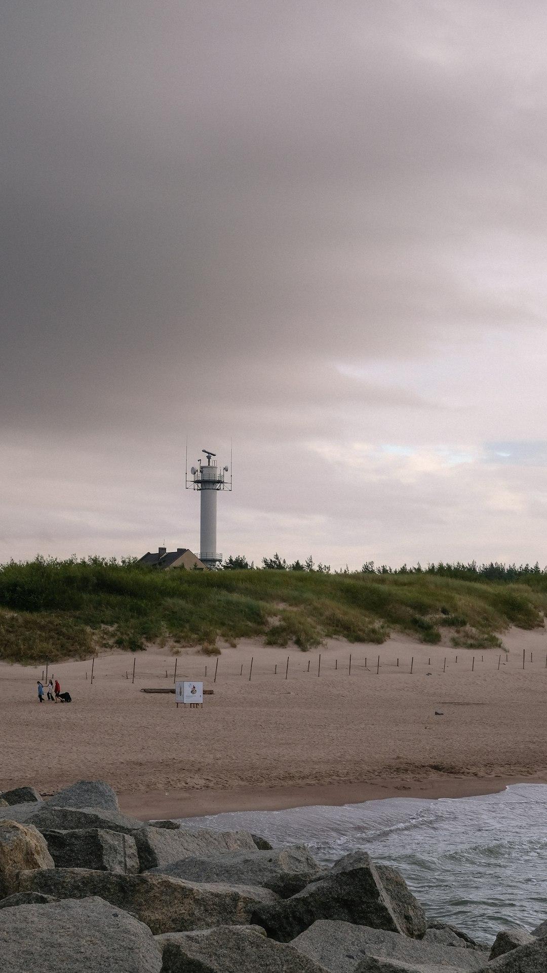Plaża Blåvand z wydmami i latarnią morską