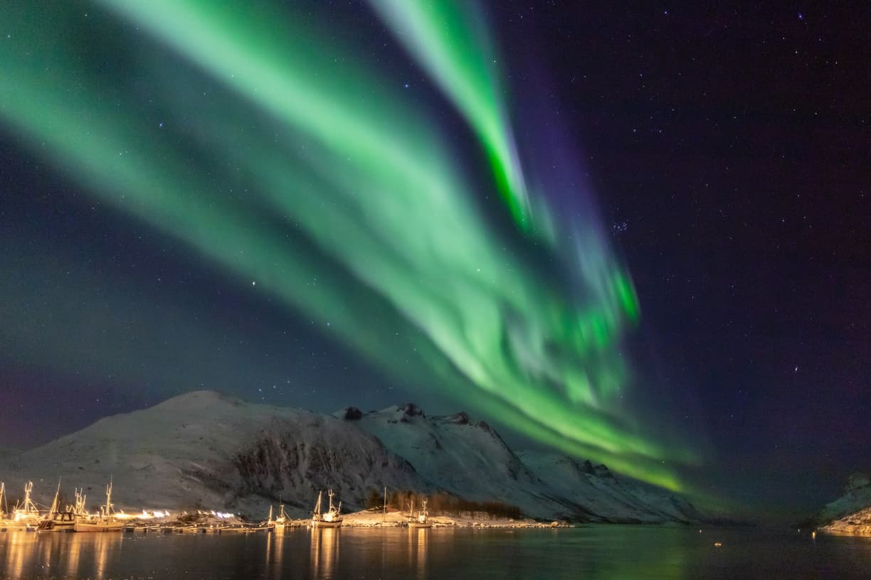 Norwegia. Jak zobaczyć zorzę polarną w Tromsø? Praktyczny przewodnik po stolicy Arktyki.
