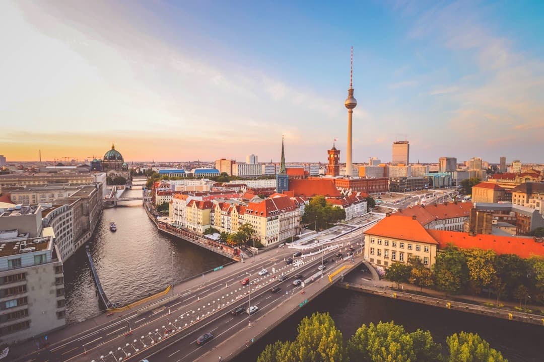 Panoramiczny widok Berlina o zachodzie słońca, rzeka Szprewa, katedra, wieża telewizyjna.