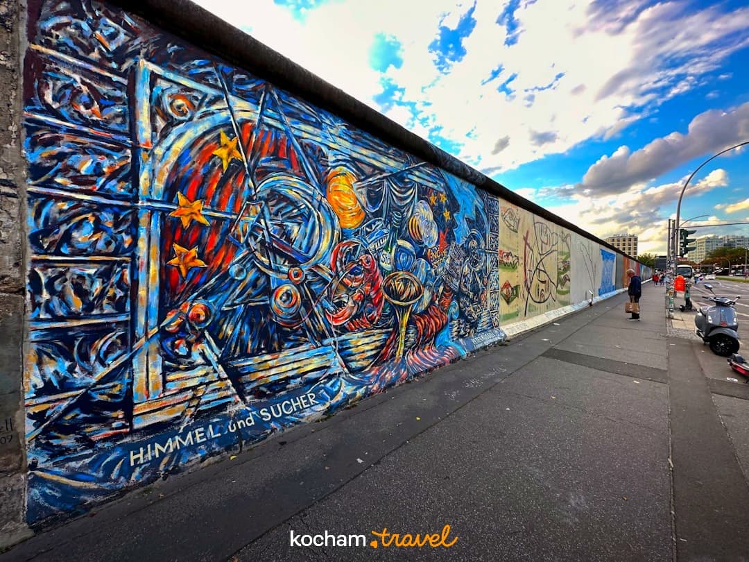 Kolorowe murale na Murze Berlińskim, East Side Gallery, Berlin.