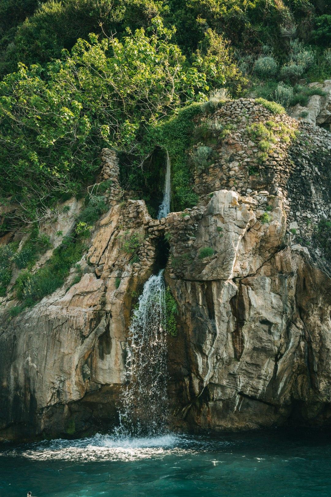 Wodospady na Korfu w otoczeniu natury