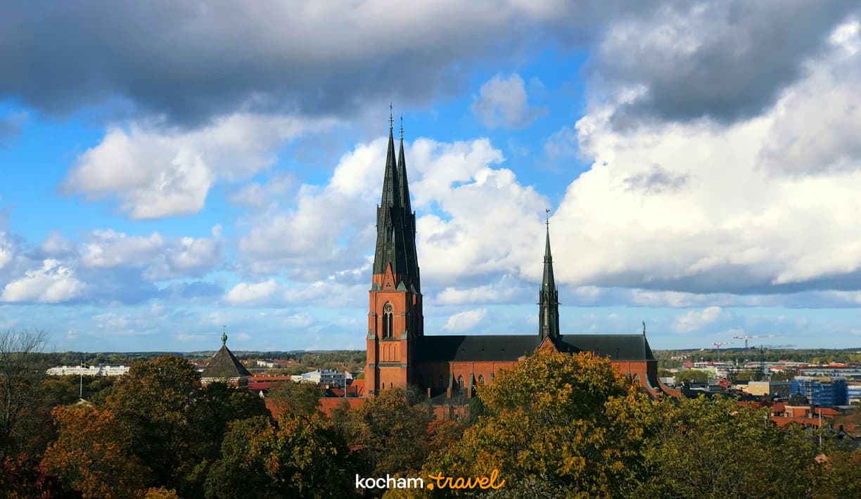 Katedra w Uppsali, Szwecja, jesienią na tle błękitnego nieba.