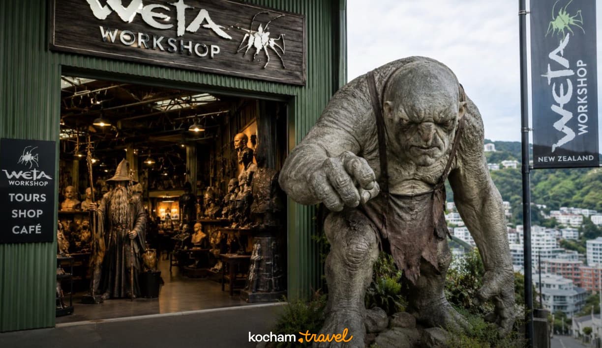 Gigantyczny troll i Gandalf przed Weta Workshop w Nowej Zelandii.