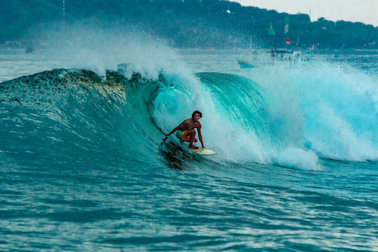 Indonezja. Surfing dla początkujących w Kucie: Najlepsze szkółki i porady