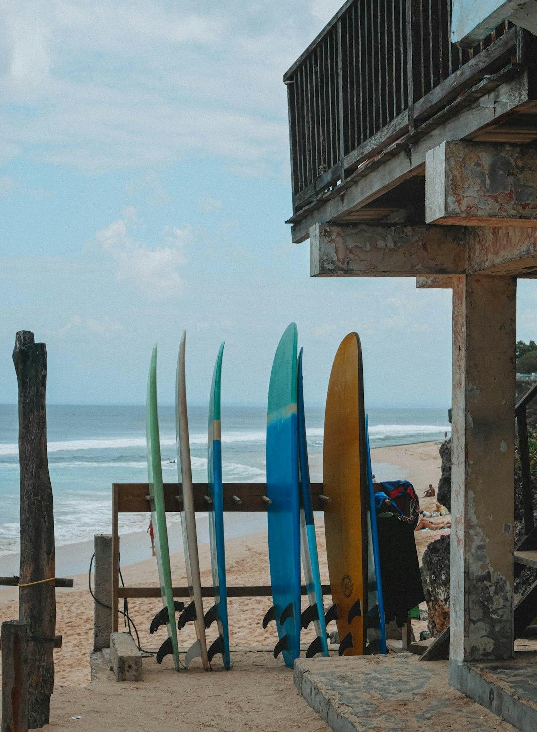 Instruktor surfingu uczący początkujących na Bali