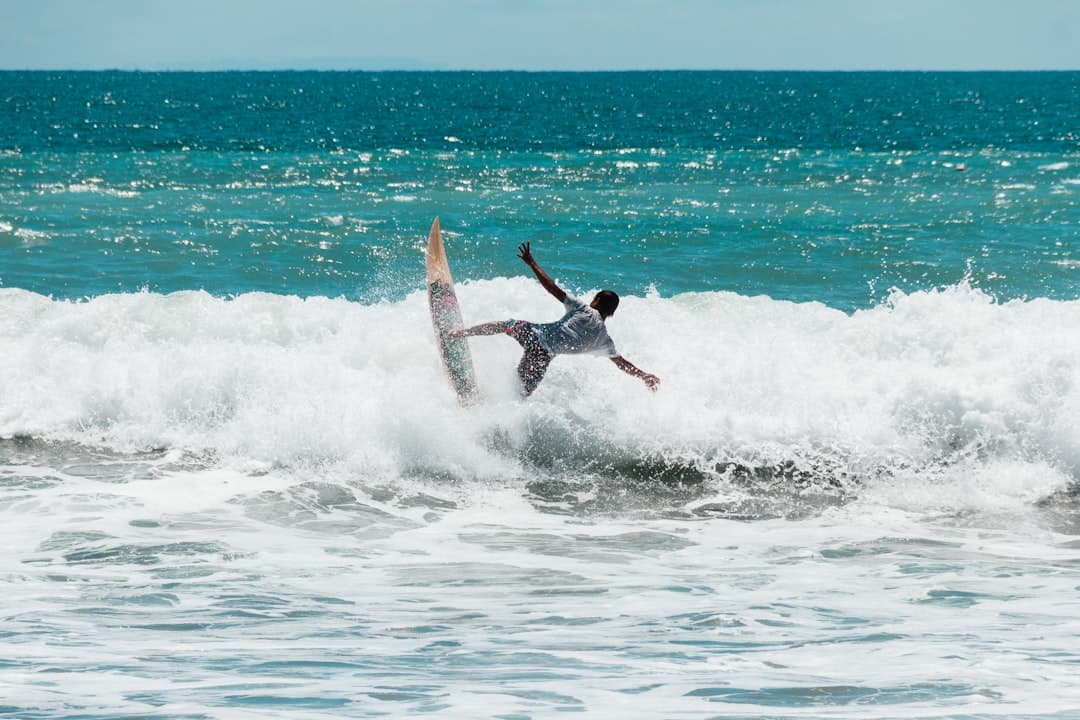Początkujący surferzy uczący się na plaży Kuta