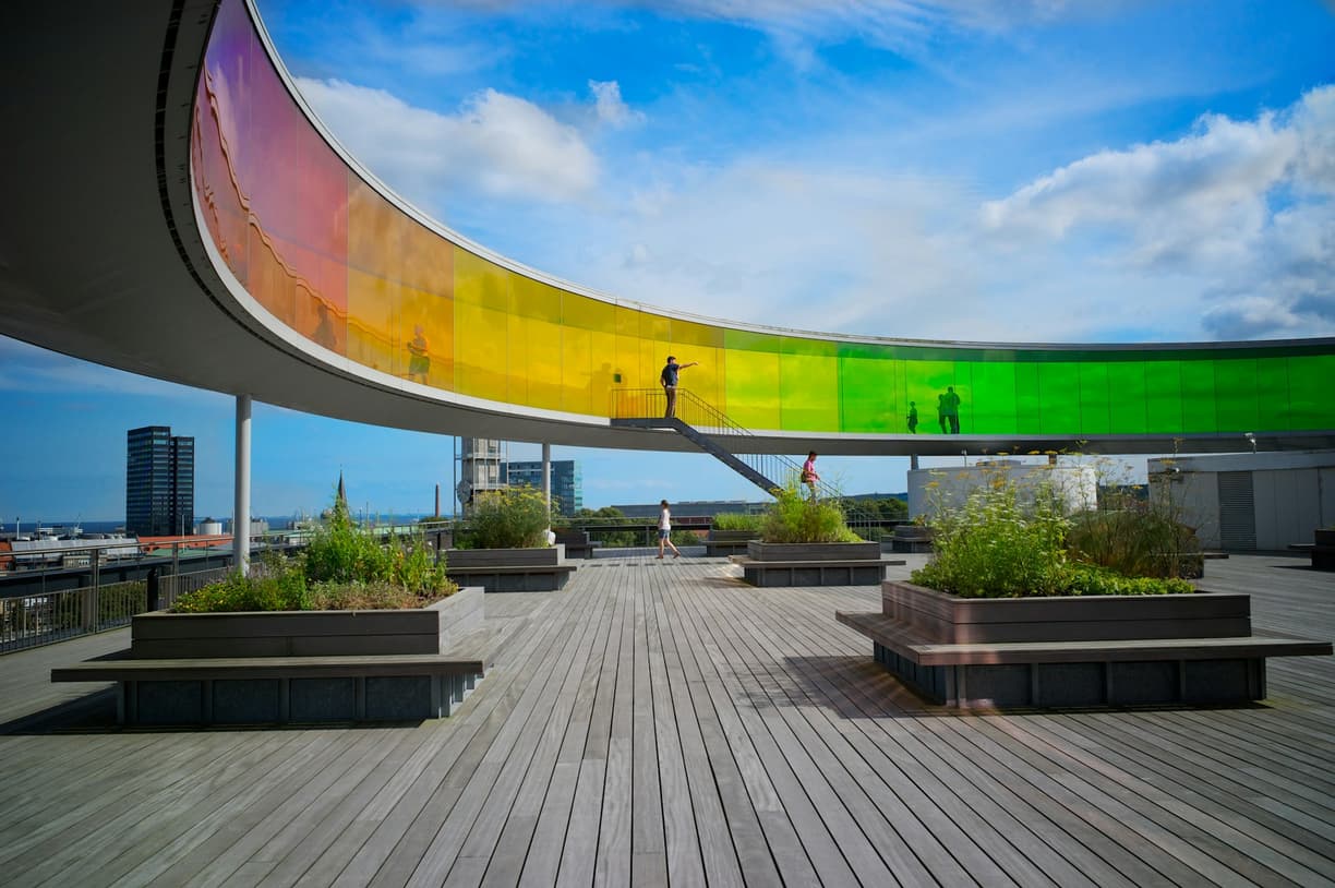 Tęczowa Panorama Olafur Eliasson na dachu muzeum ARoS w Aarhus.