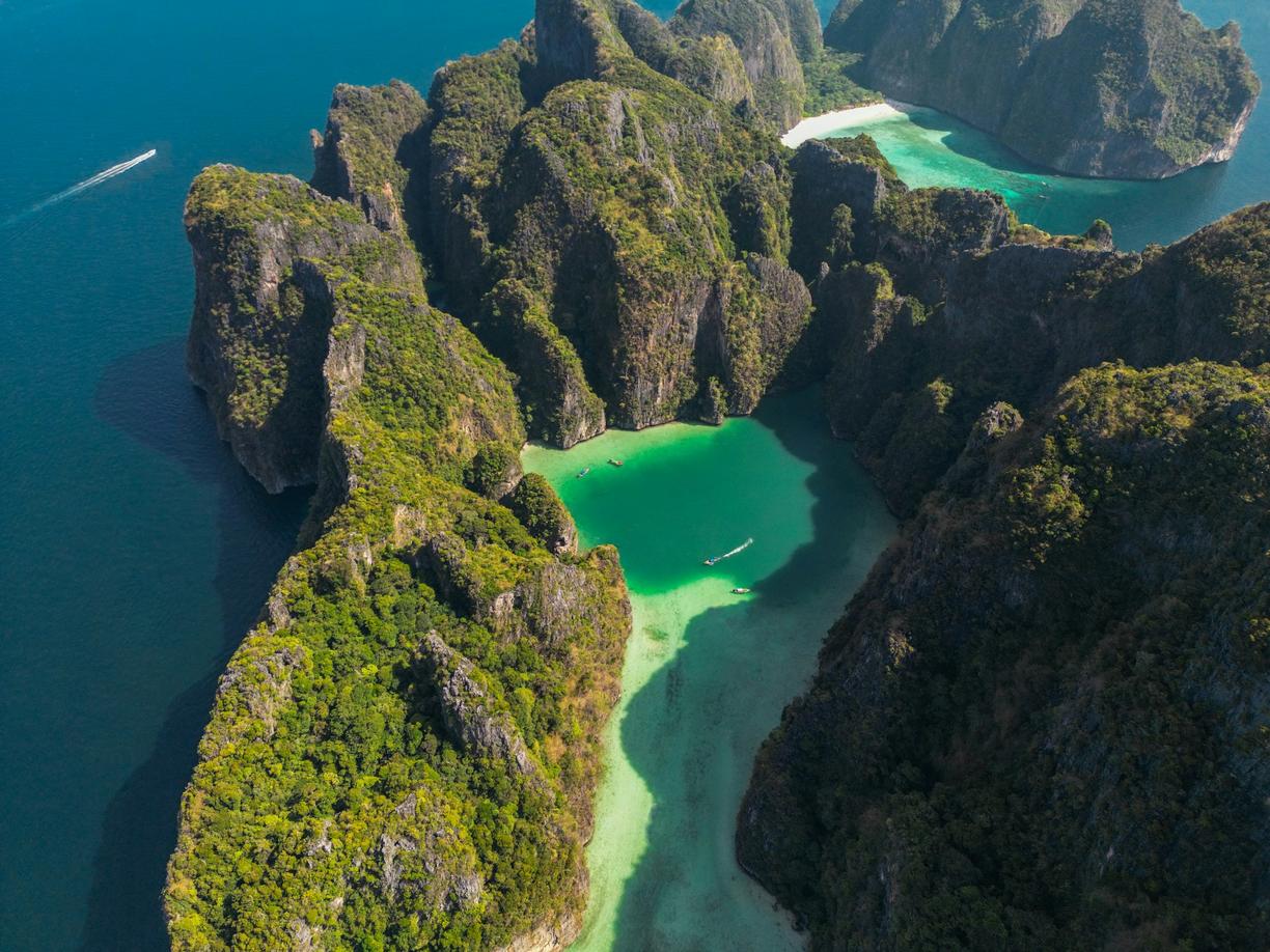 Zatoka Maya Bay w Tajlandii otoczona klifami.