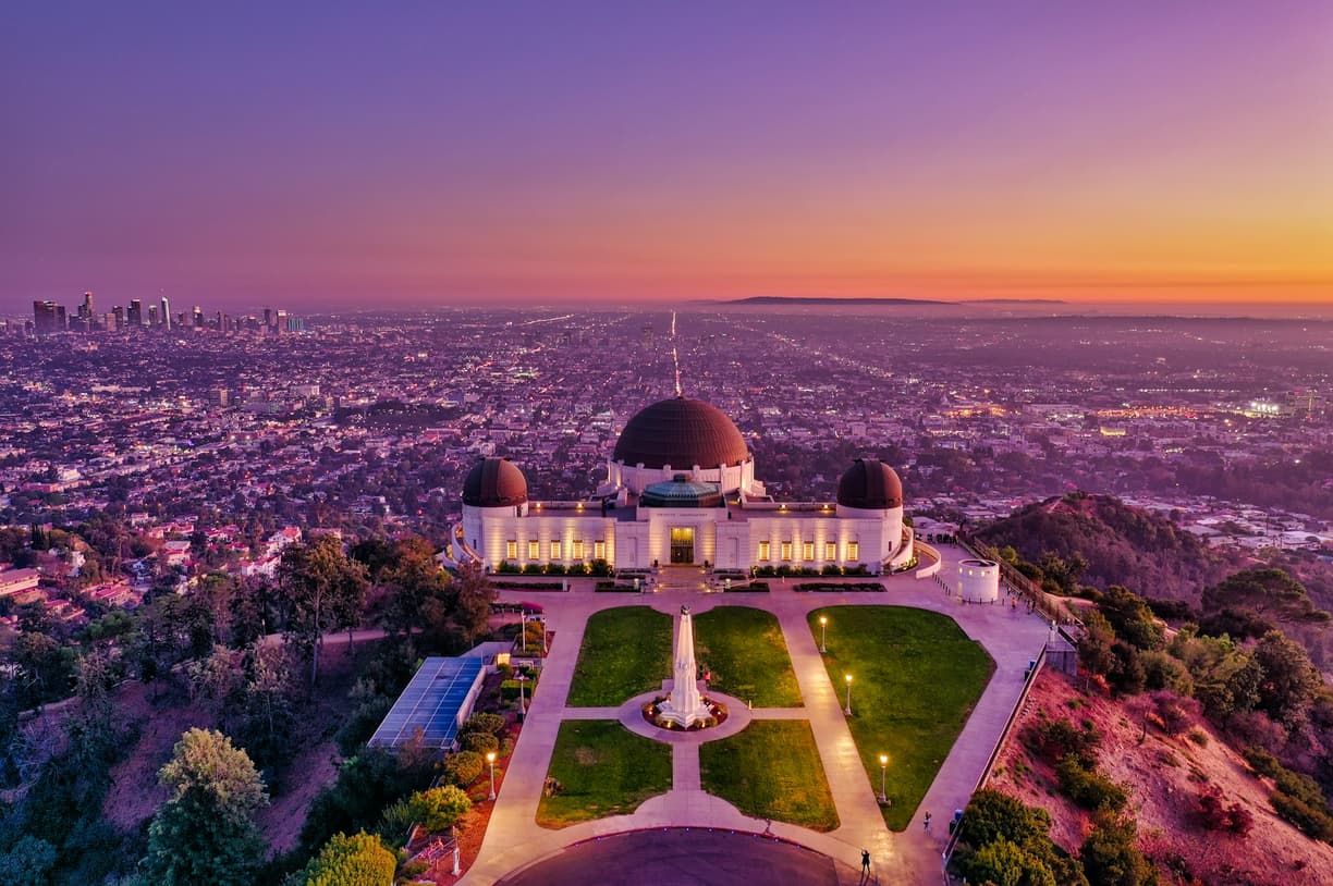 Obserwatorium Griffith z widokiem na Los Angeles o zmierzchu.