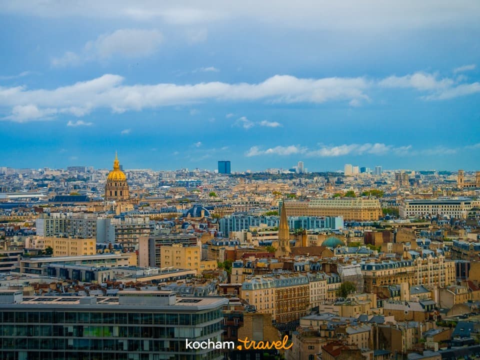 Panorama Paryża z Les Invalides, miejski krajobraz w słoneczny dzień.