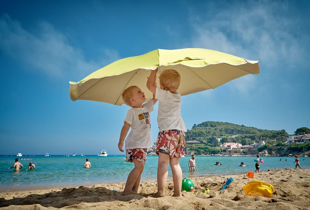 Rodzina cieszy się letnimi zabawami na plaży w Chorwacji