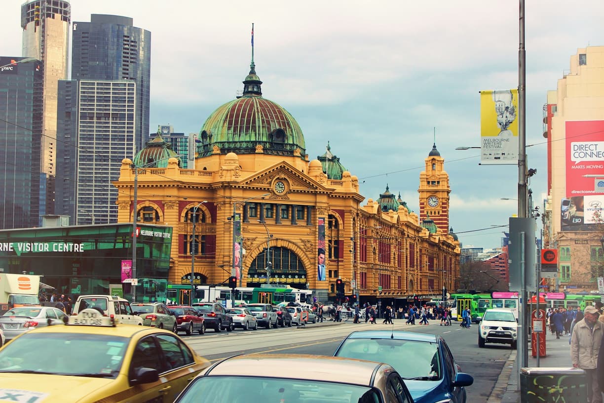 Stacja Flinders Street w Melbourne, zatłoczona ulica.