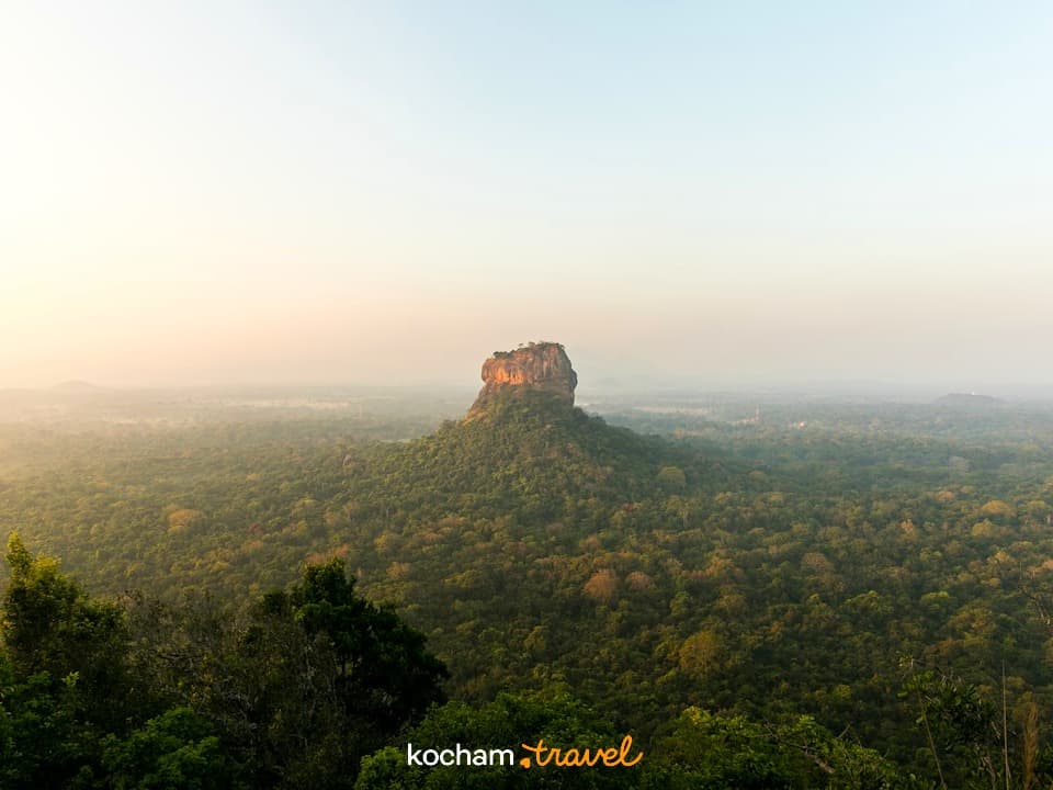 Skała Sigiriya w Sri Lance, zielona dżungla, mglisty krajobraz.