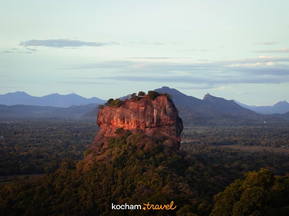 Sigiriya Sri Lanka, starożytna forteca skalna, dżungla, góry, zachód słońca