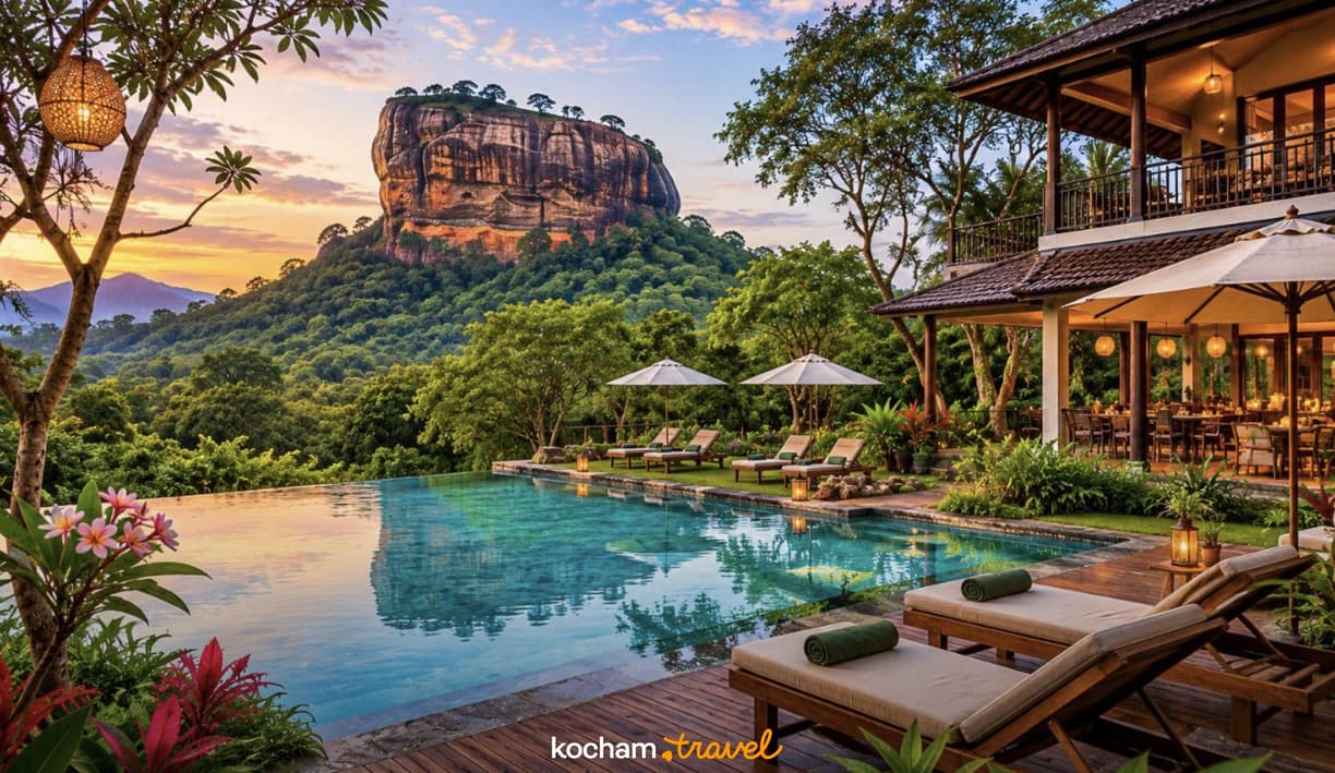 Luksusowy kurort ze skałą Sigiriya i basenem o zachodzie słońca na Sri Lance.