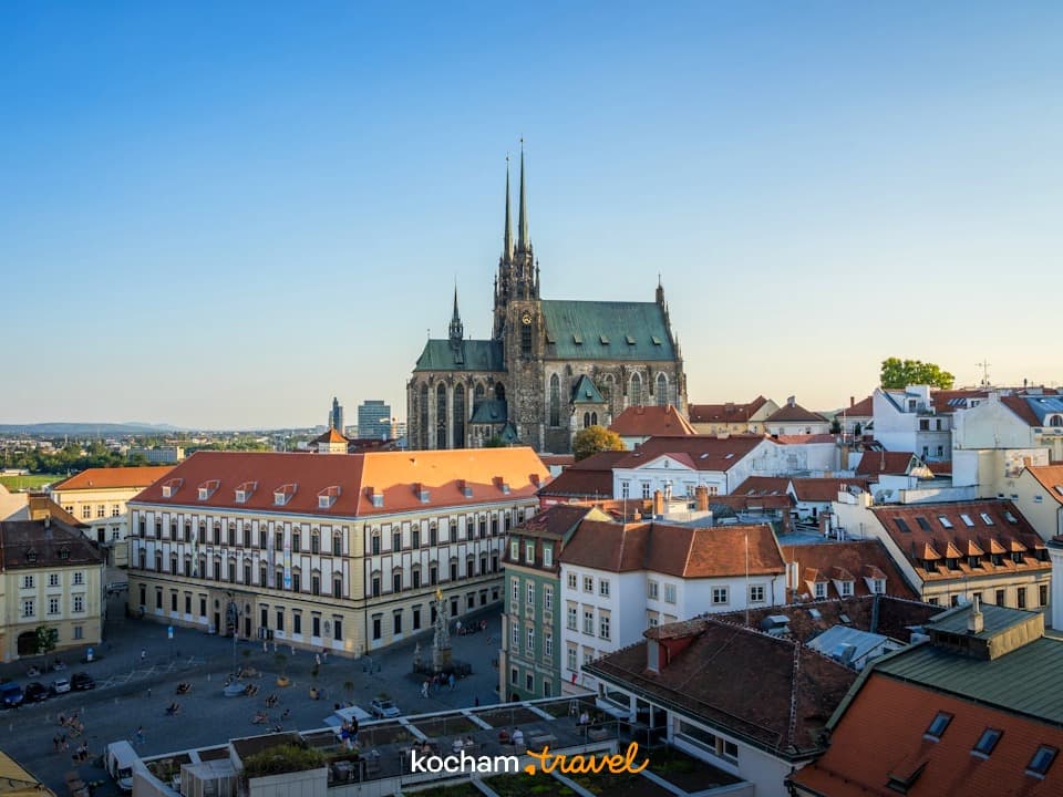 Brno: Katedra Świętych Piotra i Pawła, historyczne budynki, plac miejski.