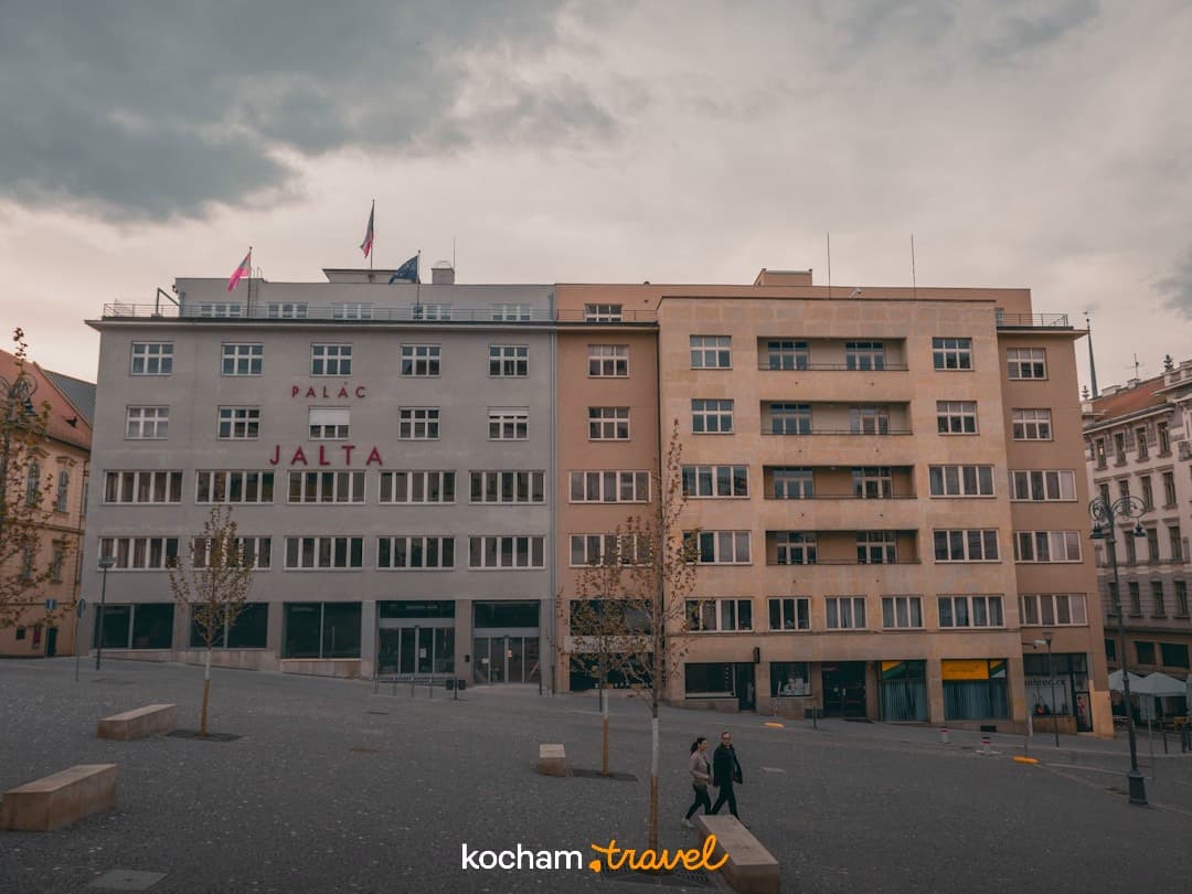 Palác Jalta, architektura miejska, plac brukowany, pochmurne niebo.