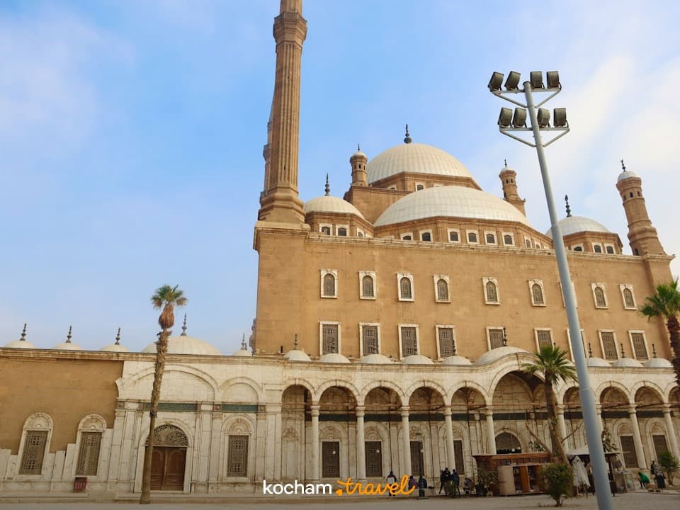 Meczet Muhammada Alego w Kairze, historyczna architektura, kopuły, minaret, palmy.