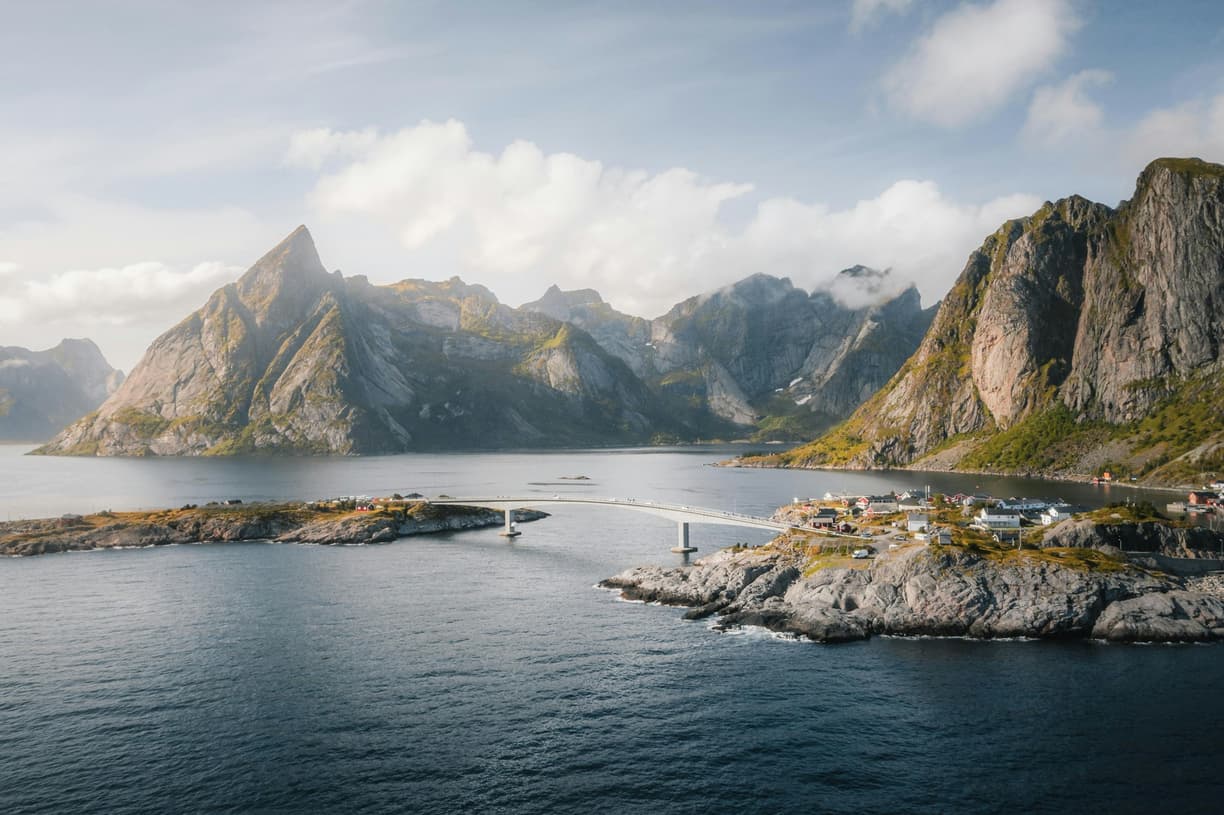 Co zwiedzić w Norwegii? Fiordy, Lofoty, Preikestolen i droga Trollstigen