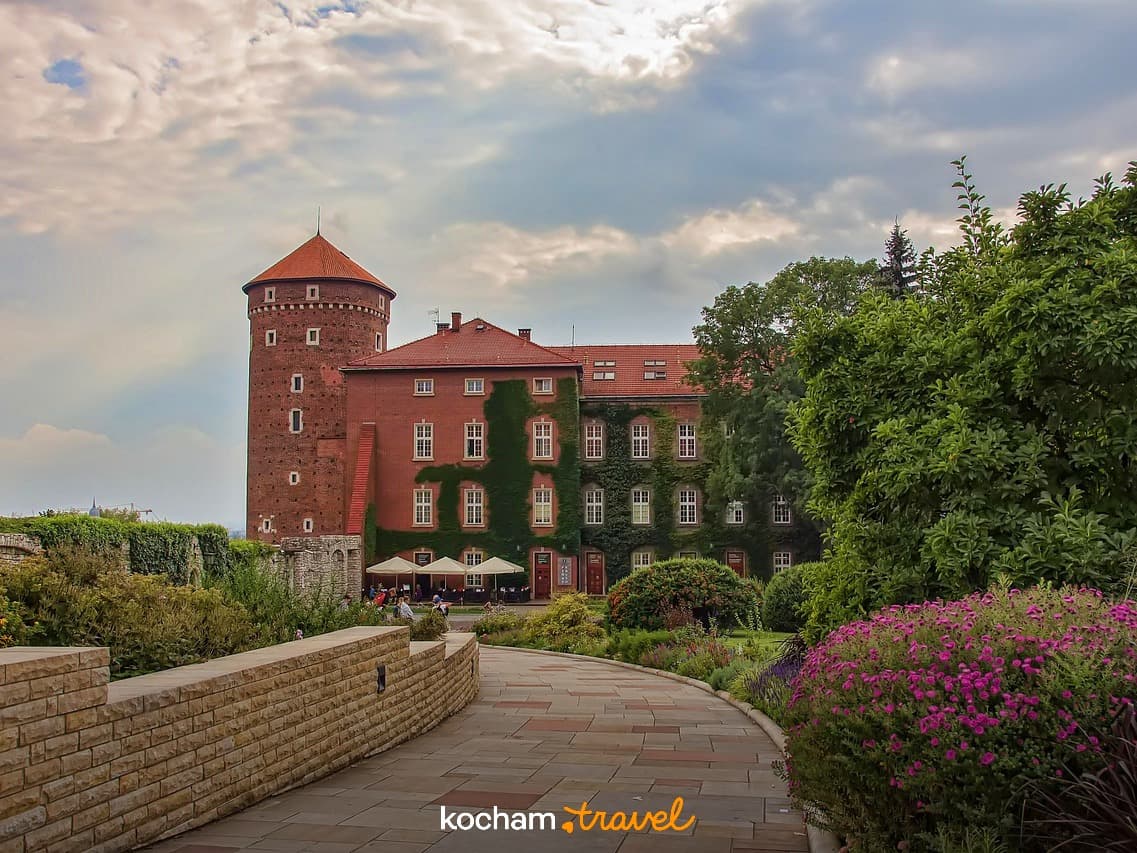 Zamek Wawel, wieża, budynek, ogrody, kamienna ścieżka, Kraków.