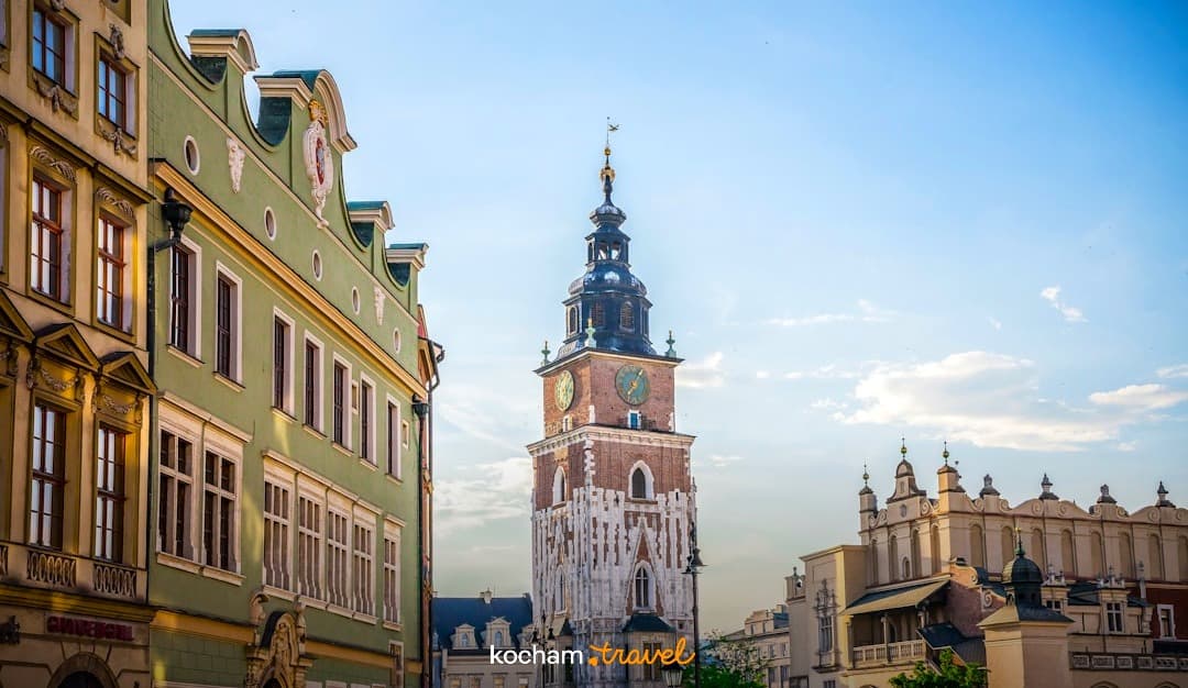 Zabytkowa Wieża Ratuszowa, Rynek Główny, Kraków, Polska w słoneczny dzień.