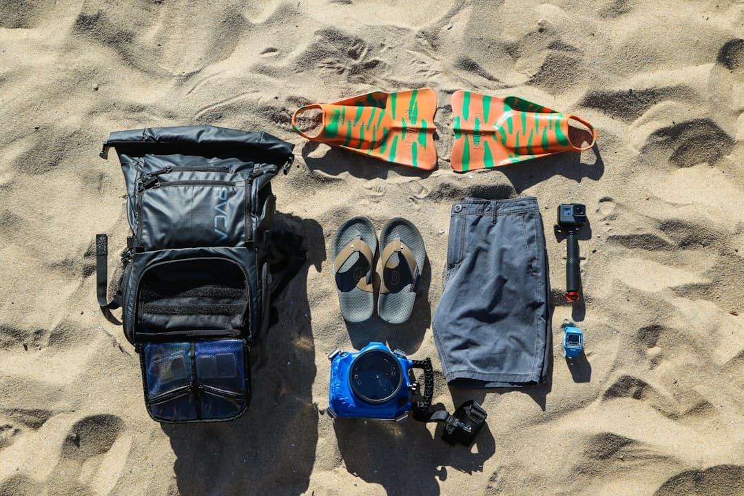 Niektóre podstawowe akcesoria do surfingu leżące na plaży
