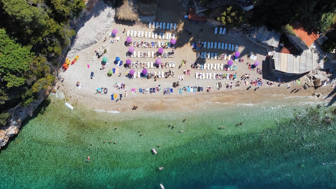 Rodzina ciesząca się wakacjami na plaży w Chorwacji