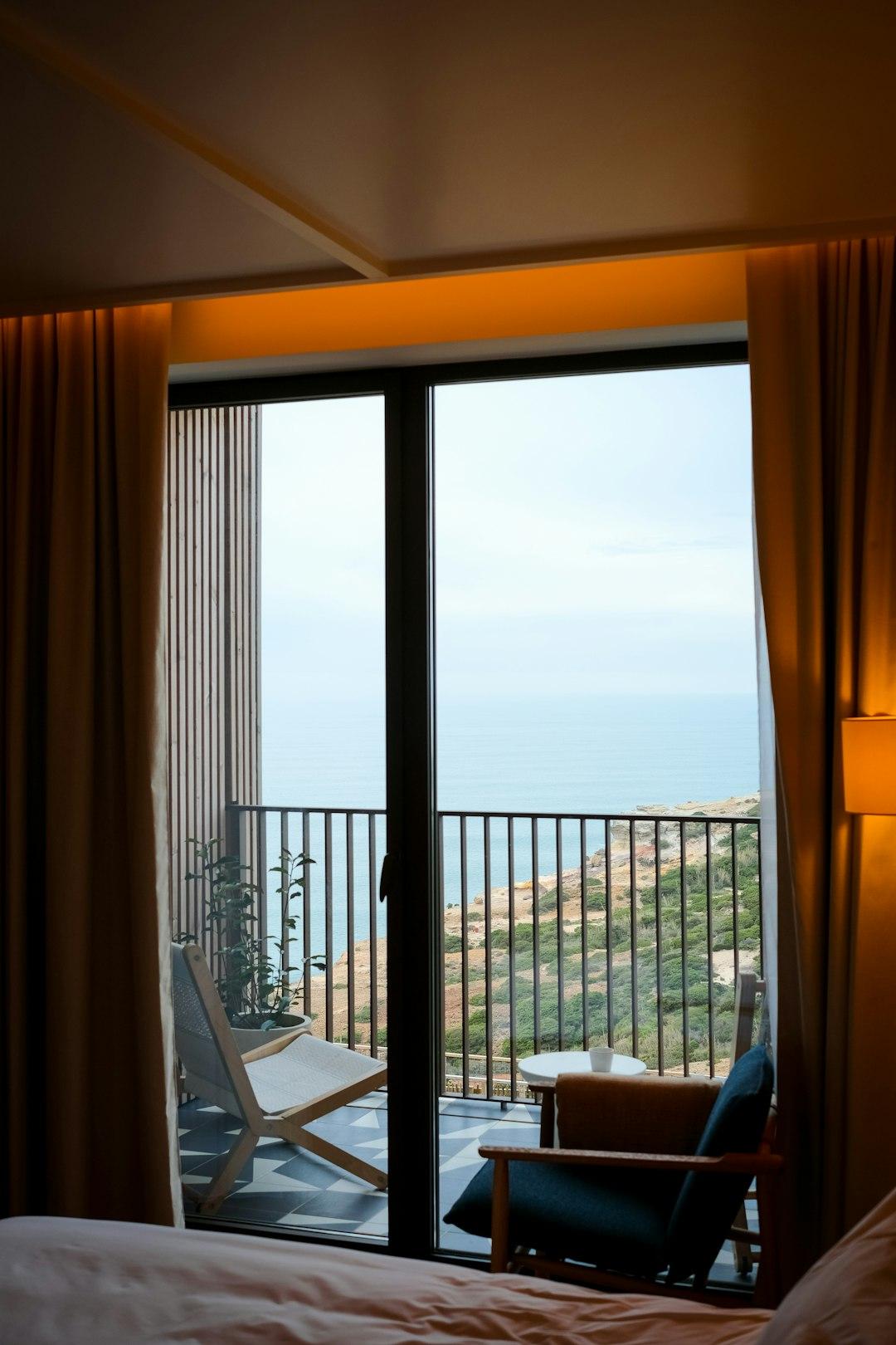 Wygodny pokój hotelowy w Faro z widokiem na morze