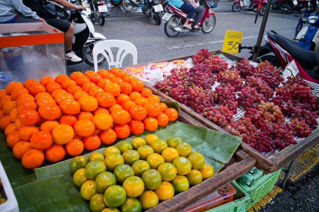 Kolorowy lokalny targ owocowy na Phuket