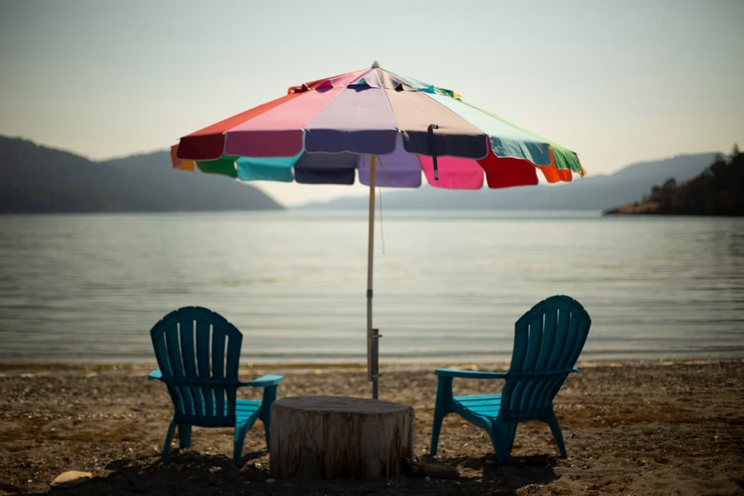 Leżaki i parasole na plaży