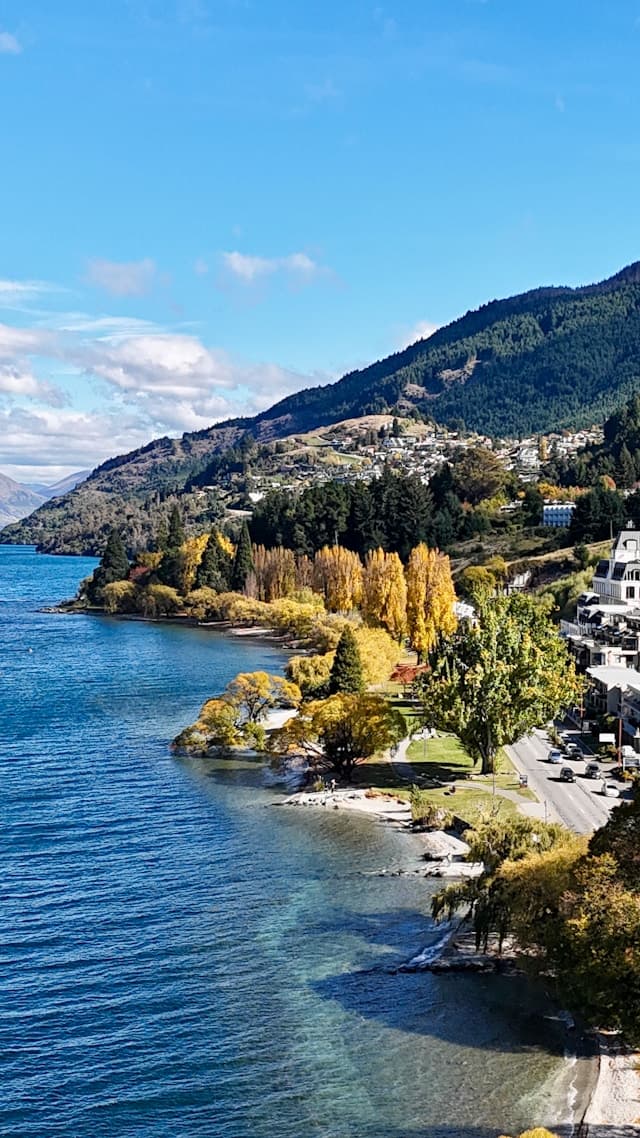 Jesienne barwy nad jeziorem Wakatipu i miastem Queenstown, Nowa Zelandia.