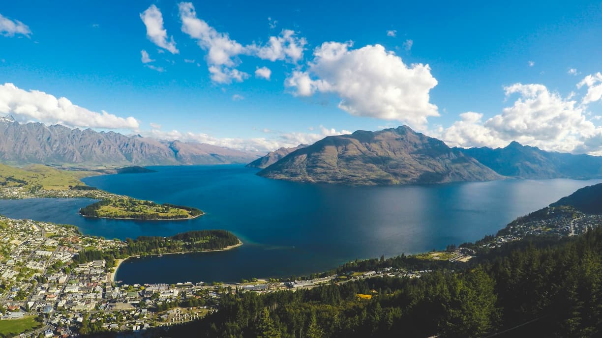 Panorama Queenstown, jeziora Wakatipu i gór Remarkables w Nowej Zelandii.