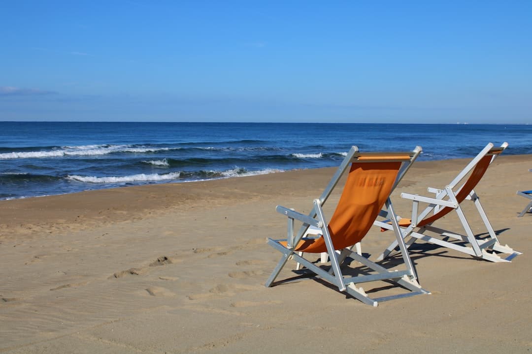 Leżaki na plaży, spokojne morze, piaszczysta plaża