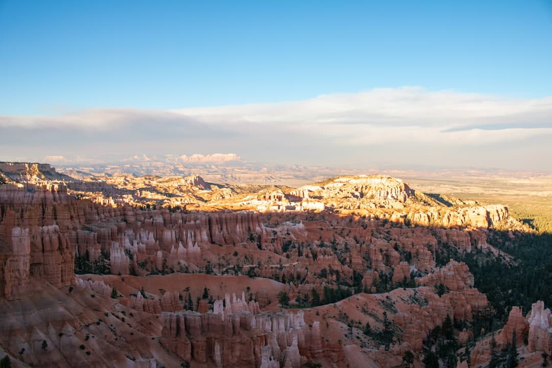 Czerwone formacje skalne kanionu, hoodoos, słoneczny krajobraz, Park Narodowy Bryce Canyon.