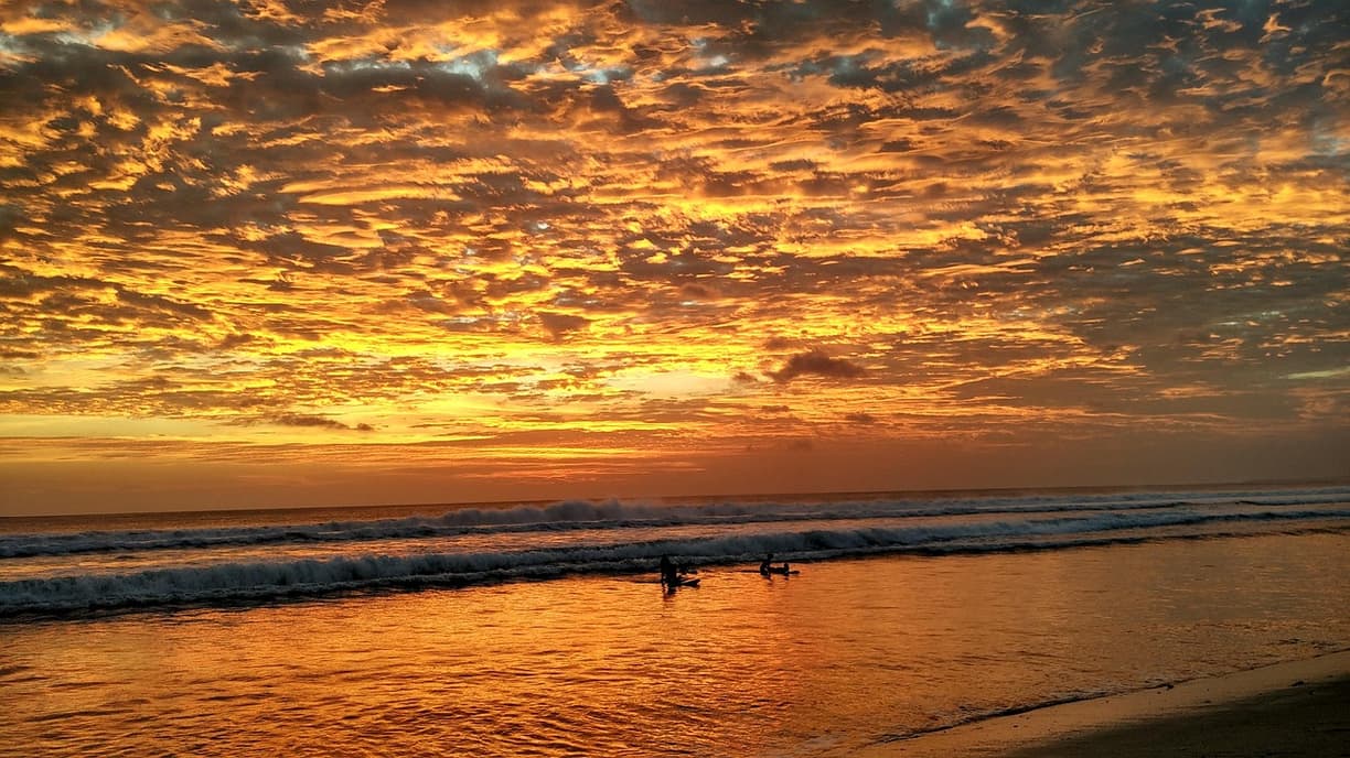 Surfing na plaży Kuta