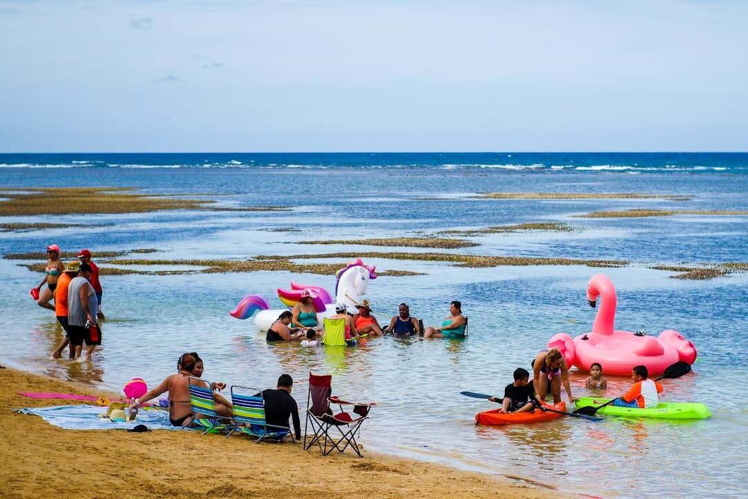 Ludzie relaksujący się na plaży Nova Icaria z czystą wodą
