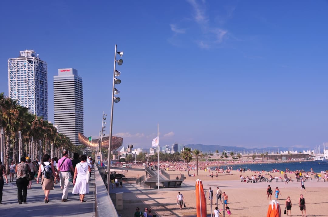Najlepsze plaże w Barcelonie i okolicach: Od Barcelonety po Sitges