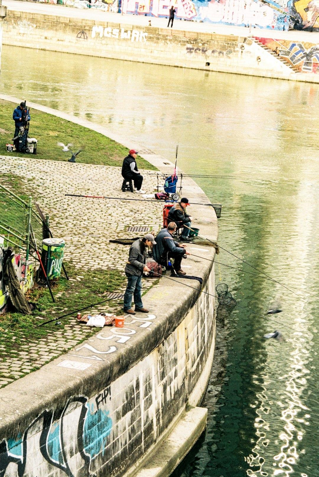 Ludzie spędzający relaksujący dzień nad rzeką w Grazie