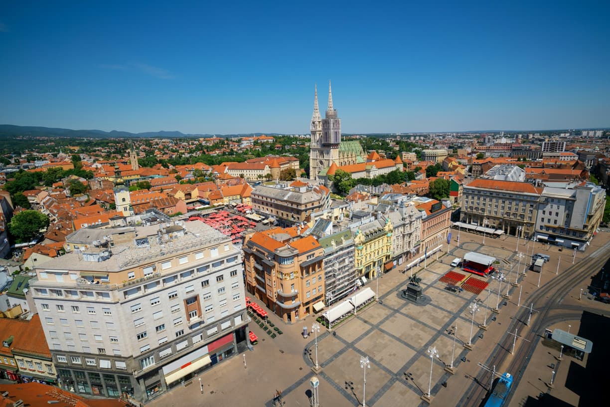 Słoneczna panorama Zagrzebia z katedrą i placem Jelačicia.