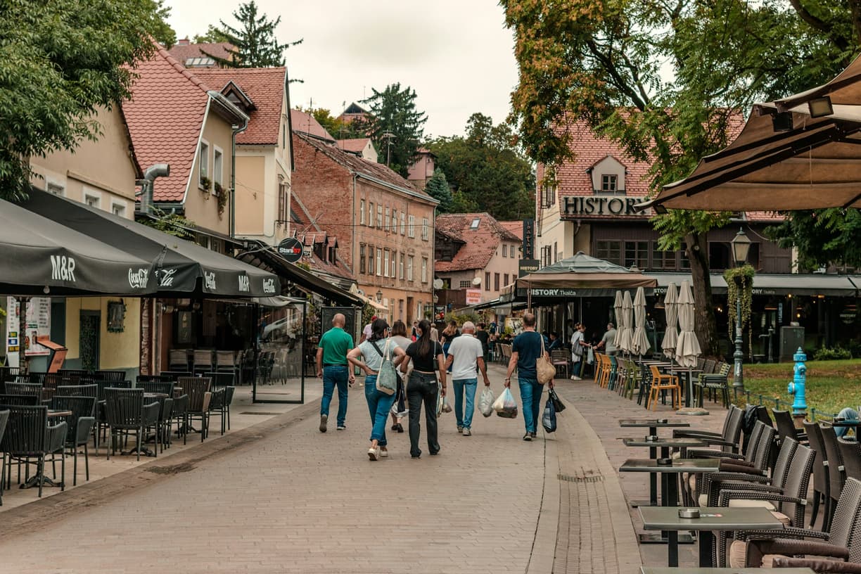 Zabytkowa ulica Tkalča w Zagrzebiu z kawiarniami i spacerującymi ludźmi.
