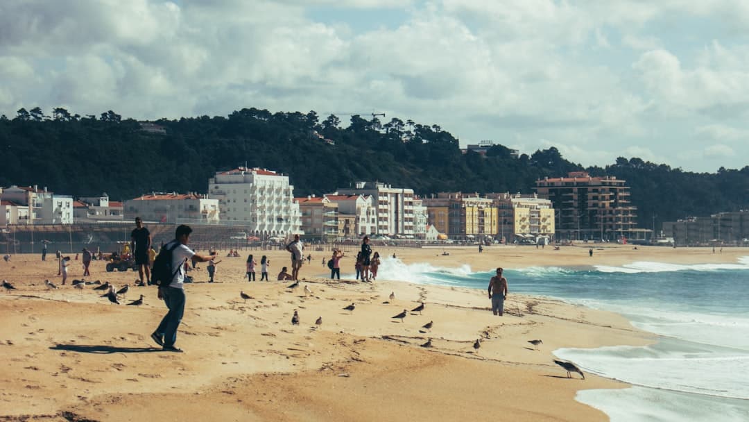 Rodzina spędzająca dzień na plaży w Portugalii