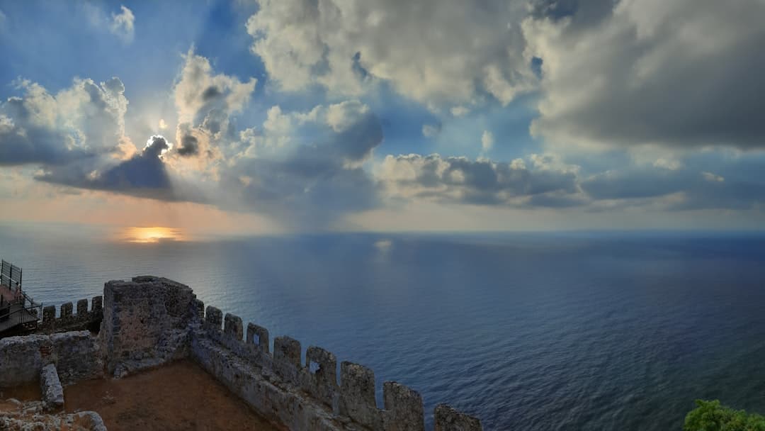 Piękny zachód słońca nad zamkiem Alanya