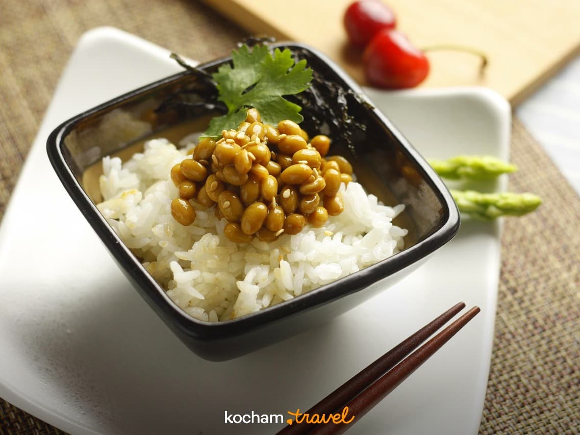 Natto z ryżem w misce, pałeczki, kuchnia japońska