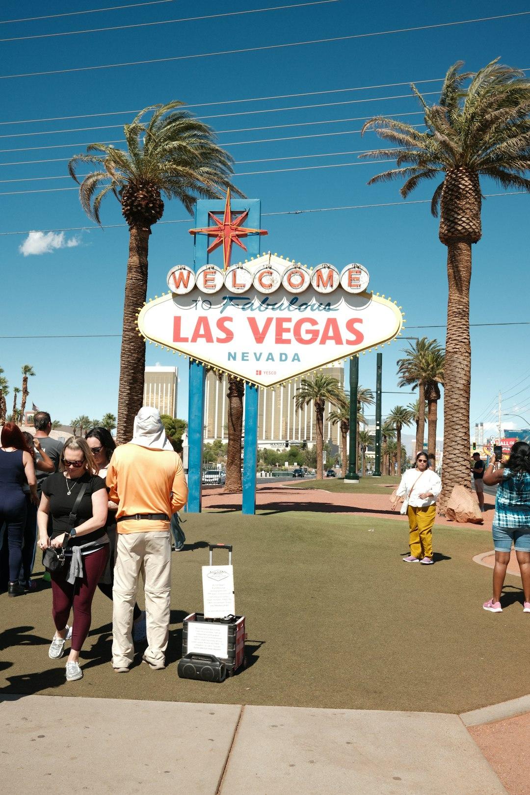 Turysta zjeżdżający na zip line w Las Vegas