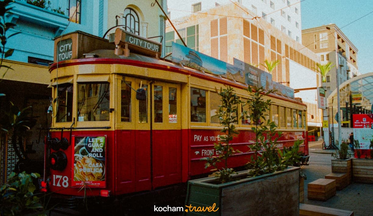 Historyczny czerwono-żółty tramwaj turystyczny w Christchurch.